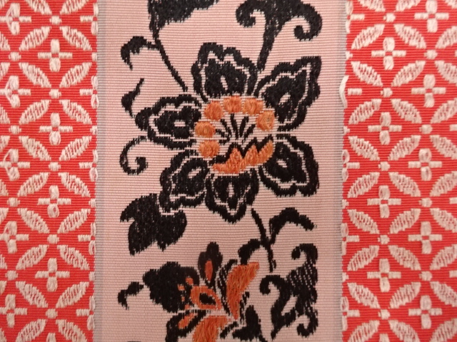  アンティーク　唐花に七宝模様織り出し　八寸帯地反物